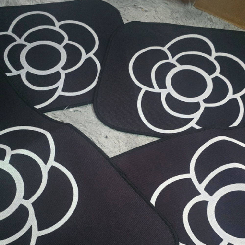 Camilla Black & White Car Floor Mats (SET OF 4)(NWOT)✨️🖤✨️ - Picture 3 of 7
